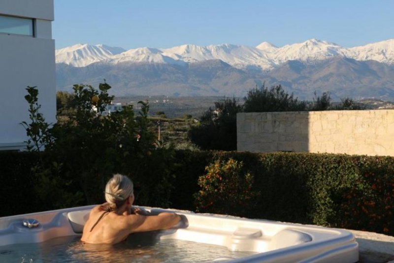 Plaka bei Chania Kreta, Plaka: 2 Luxusvillen mit Tennisplatz, Olivenhain und atemberaubendem Meerblick zu verkaufen Haus kaufen